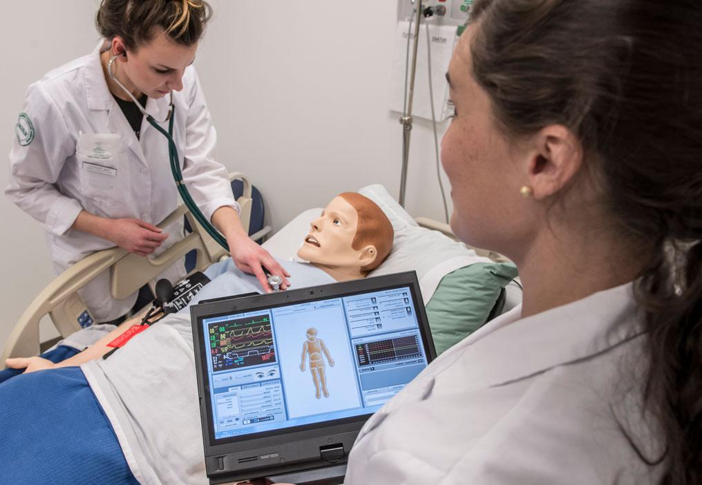 护理专业全球十大赌博靠谱平台使用病人模拟人体模型检查生命体征
